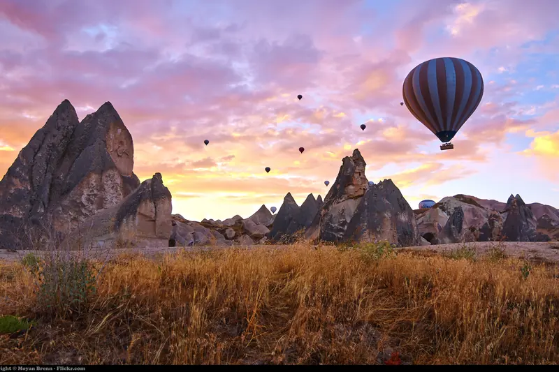 Kapadokya’da gün doğumunda sıcak hava balonları